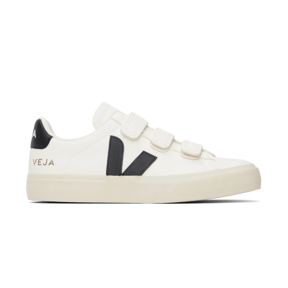 VEJA
White & Black Recife Leather Sneakers
Size: 37